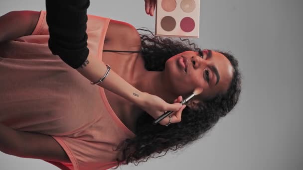 阿联酋 2023 一位专业的化妆师将化妆品涂在一位年轻模特的脸上 慢动作 — 图库视频影像