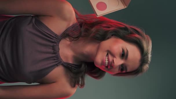Mujer Joven Modelo Estudio Para Rodaje Maestro Aplica Maquillaje Cara — Vídeo de stock