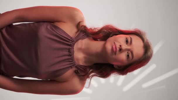 Retrato Vertical Uma Jovem Mulher Bonita Com Cabelos Longos Fluidos — Vídeo de Stock