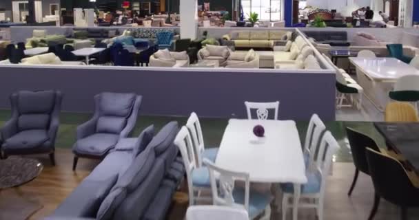 ドローンは大きな家具店を通って飛ぶ スローモーション — ストック動画