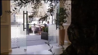 Pahalı bir otelin devasa lobisi. Yavaş Hareket.