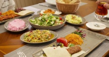 İnsanlar restoranda bir masaya oturur ve yemek yerler. Kapat, Yavaş Hareket.