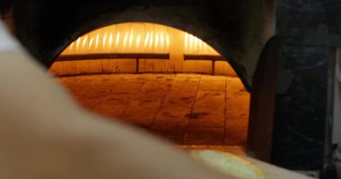 Şef ekmeği fırına koyar. Yavaş Hareket