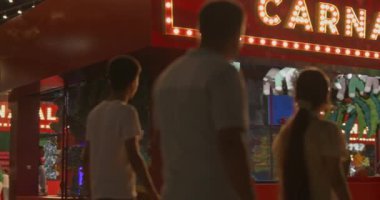 Taşkent, Özbekistan - 842022: İnsanlar bir yaz akşamında bir parkta basketbol topları atıyor. Yavaş Hareket