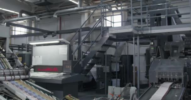 工业印刷厂 印刷机已投入使用 全景慢动作 — 图库视频影像