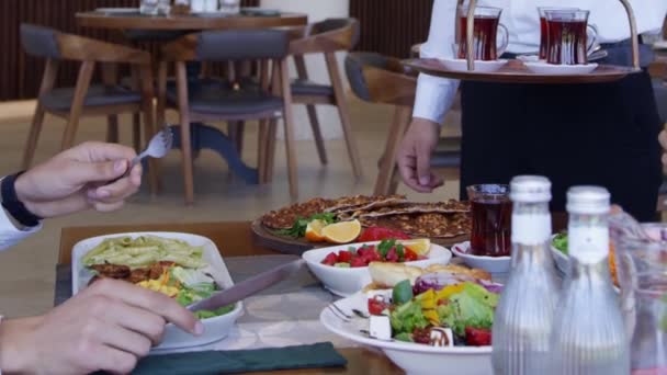 人々はレストランでテーブルに座り 食べる クローズアップ スローモーション — ストック動画