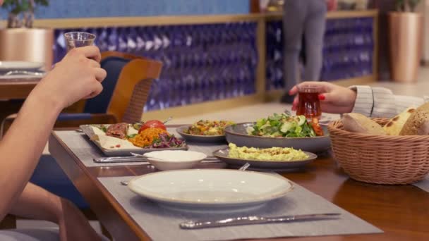 Ludzie Siedzą Przy Stole Restauracji Jedzą Zamknij Się Slow Motion — Wideo stockowe