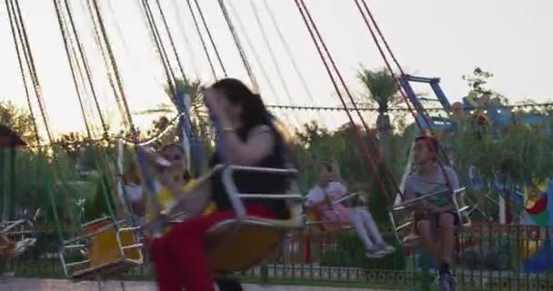 Ташкент Узбекистан 2022 Посетители Парка Аттракционов Катаются Карусели Slow Motion — стоковое видео