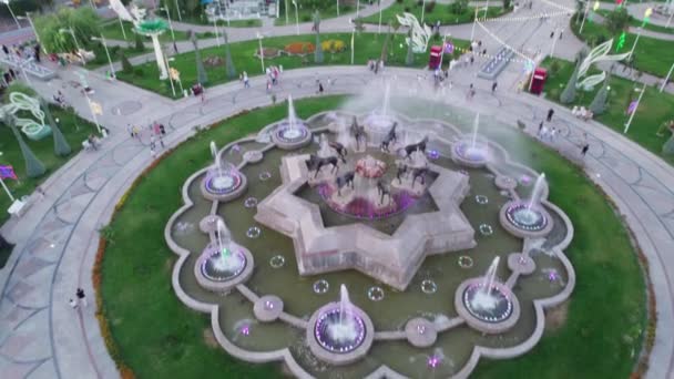 Eine Drohne Fliegt Über Einen Springbrunnen Einem Freizeitpark Luftaufnahme — Stockvideo
