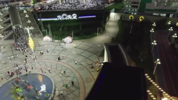 一架无人驾驶飞机载着游乐设施和旋转木马飞越了一个游乐园 — 图库视频影像