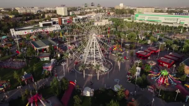 Dron Vuela Sobre Parque Atracciones Con Carruseles Una Rueda Fortuna — Vídeos de Stock