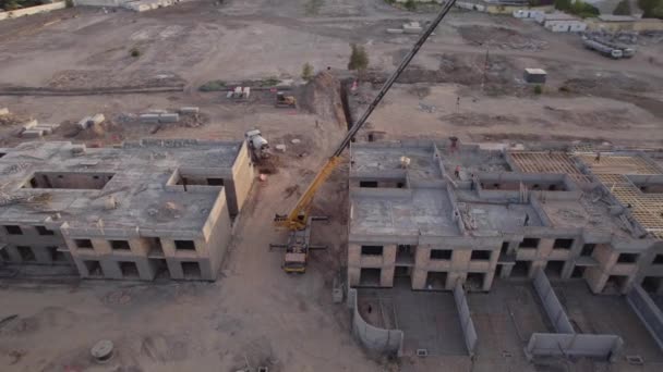 ドローンは晴れた日に建設中の建物の上を飛ぶ エアリアルビュー — ストック動画