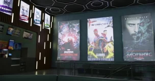 Tashkent Uzbekistán 2022 Lobby Cine Con Carteles Cine Panorama Cámara — Vídeos de Stock