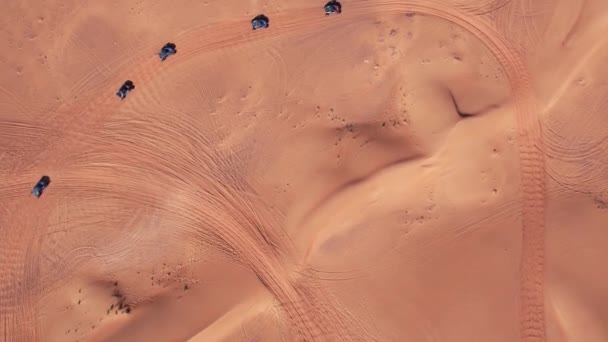 Drone Voa Sobre Uma Caravana Buggies Dirigindo Pela Areia Deserto — Vídeo de Stock