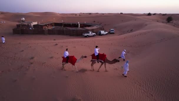 Dubái Emiratos Árabes Unidos 2023 Dron Sobrevolando Los Turistas Montando — Vídeos de Stock