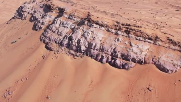 Een Drone Vliegt Een Eenzame Rots Tussen Zandduinen Van Woestijn — Stockvideo