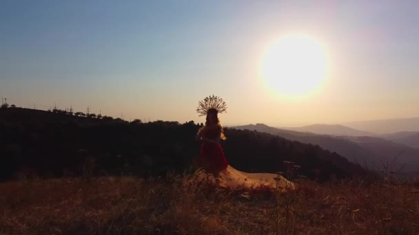 Drone Vuela Sobre Mujer Joven Traje Otoño Prado Las Montañas — Vídeos de Stock