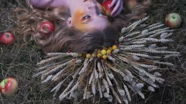 Ung Kvinna Höst Designer Outfit Blommor Blad Och Spikelets Liggande — Stockvideo
