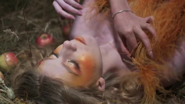 Fiatal Őszi Designer Ruhát Virágok Levelek Tüskék Feküdt Fűben Között — Stock videók
