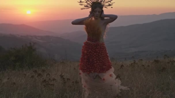 Fiatal Női Modell Tervező Fejdísz Készült Tüskék Ruha Készült Virágok — Stock videók