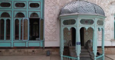 Özbekistan 'ın Buhara kentindeki Sitorai Mohi-Hosa Sarayı avlusunun panoraması. Buhara Emiri 'nin kır evi. Panorama, Yavaş Hareket.