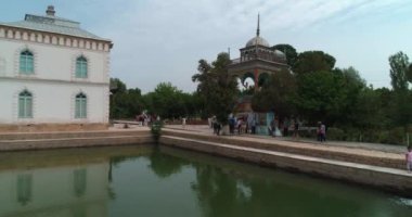 İHA, Sitorai Mohi-Hosa Sarayı 'nın havuzu üzerinde uçuyor. Buhara Emiri 'nin kır evi. Hava Görünümü.