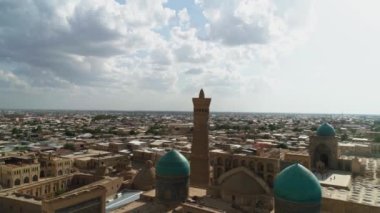 İnsansız hava aracı Chor Minor 'un avlusuna, Khalif Niyaz-kul, Bukyara, Özbekistan' ın Madrasah 'ına iner. Bulutlu gün, Hava Görünümü.