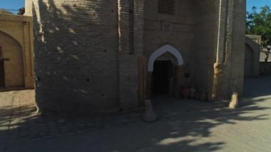 Chor Minor 'un etrafında bir dron uçuyor, Khalif Niyaz-kul' un Madrasah 'ı. Eski Buhara, Özbekistan. Güneşli bir yaz günü. Hava Görünümü.