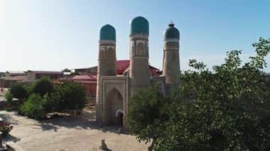 Bir insansız hava aracı Chor Minor 'un üzerinden uçuyor, Khalif Niyaz-kul' un Madrasah 'ı. Eski Buhara, Özbekistan. Güneşli bir gün. Hava Görünümü.