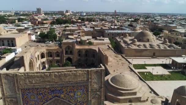 Dron Sestupuje Hlavní Bráně Architektonického Komplexu Poi Kalon Starý Bukhara — Stock video