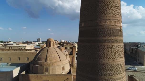 Drone Voa Longo Minarete Complexo Arquitetônico Poi Kalon Antigo Bukhara — Vídeo de Stock