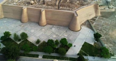 Antik Ark kalesinin üzerinde bir dron uçuyor. Eski Buhara, Özbekistan civarında. Bulutlu bir sabah. Hava Görünümü.