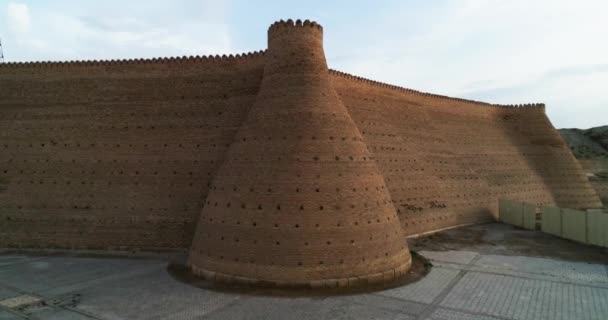 Tegelväggar Det Antika Fästningskomplexet Ark Omgivet Gamla Hus Buchara Uzbekistan — Stockvideo