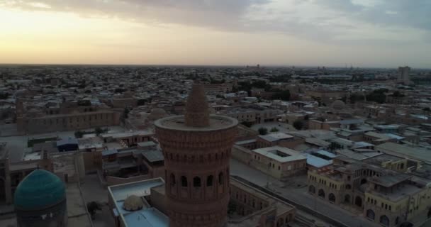 Nsansız Hava Aracı Poi Kalon Mimari Kompleksinin Minaresinin Etrafında Uçuyor — Stok video