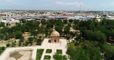 İnsansız hava aracı güneşli bir günde Ismoil Somoniy medresesi üzerinde uçar. Özbekistan, Havadan Görünüm.