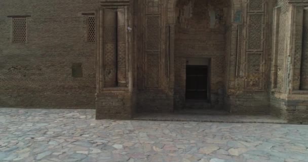 Беспилотник Пролетает Возле Древних Ворот Комплекса Мечети Магок Аттари Старом — стоковое видео