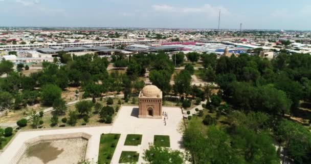 Drone Vliegt Ismoil Somoniy Madrasah Zonnige Dag Oezbekistan Luchtfoto — Stockvideo
