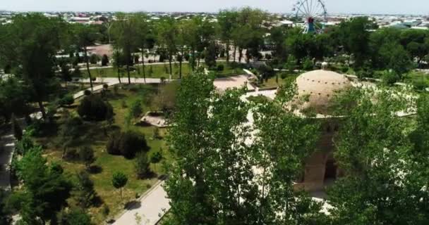 Einem Sonnigen Tag Fliegen Drohnen Über Ismoil Somoniy Madrasah Usbekistan — Stockvideo
