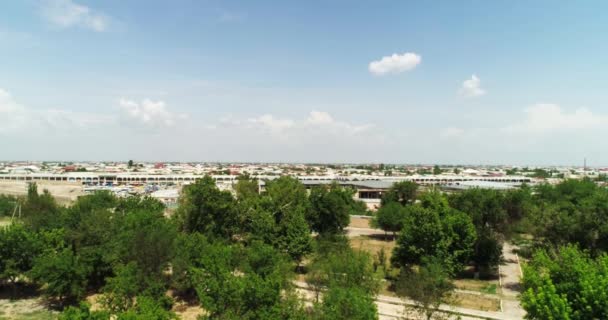 在阳光灿烂的一天 一架无人驾驶飞机低空飞行在一个伊斯兰萨莫尼宗教学校上空 乌兹别克斯坦 布哈拉 空中视图 — 图库视频影像