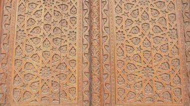 Doğulu süslemeleri olan antik ahşap kapılar Mir-i-Arap Madrasa kompleksinin sütunlarıyla dolu bir salona açılıyor. Arap medresesi, Po-i-Kalyan grubu, Buhara, Özbekistan.