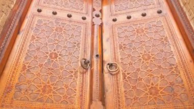 Eski ahşap kapılar Mir-i-Arap Madrasa kompleksinin koridoruna açılıyor. Arap medresesi, Po-i-Kalyan grubu, Buhara, Özbekistan.