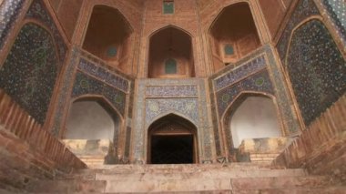 Antik Mir-i-Arap Madrasa kompleksinin girişinin önüne geçer..