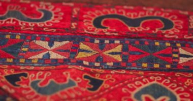 Özbekistan 'daki Semerkant halılarının süs ve desenlerine yakın çekim. Klasik teknolojiye göre üretildi.