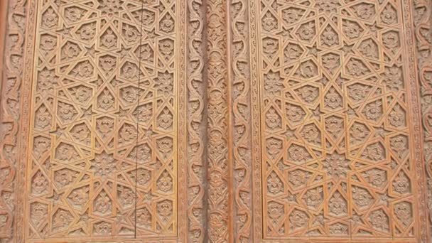 古老的木门 装饰着东方的装饰品 敞开着 进入了一个大厅 大厅里有Mir Arab Madrasa建筑群的柱子 Mir Arab Madrasasi — 图库视频影像