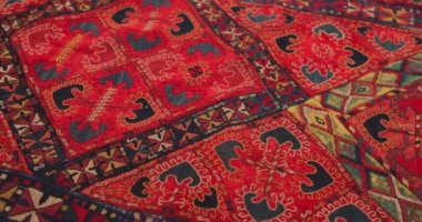 Semerkand halısı el yapımıdır, antik klasik teknolojilere göre yapılmıştır. Ulusal desenler ve süslemelerle kaplıdır. Özbekistan.