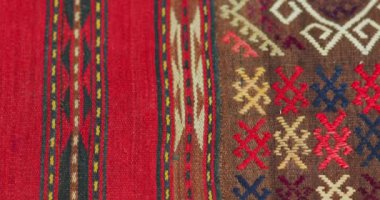 Semerkand halısı el yapımıdır, antik klasik teknolojilere göre yapılmıştır. Ulusal desenler ve süslemelerle kaplıdır. Özbekistan.
