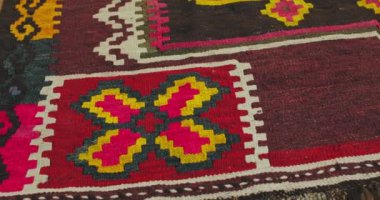 Semerkand halısı el yapımıdır, antik klasik teknolojilere göre yapılmıştır. Ulusal desenler ve süslemelerle kaplıdır. Özbekistan.