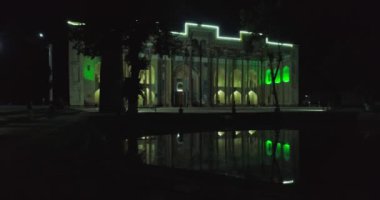 Geceleri Bolo Haouz Camii 'nin önündeki havuzun üzerinde insansız hava aracı. Buhara, Özbekistan, Havadan görünüm.