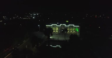 Bolo Haouz Camii 'nin kompleks sütunlarının üzerinde geceleyin insansız hava aracı. Buhara, Özbekistan, Havadan görünüm.