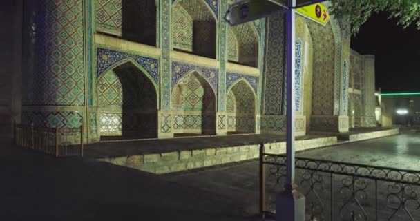 ブハラナディール ディバンブーギ複合体のメインゲート付近の夜間ドローン ブハラ ウズベキスタン アリアルビュー — ストック動画